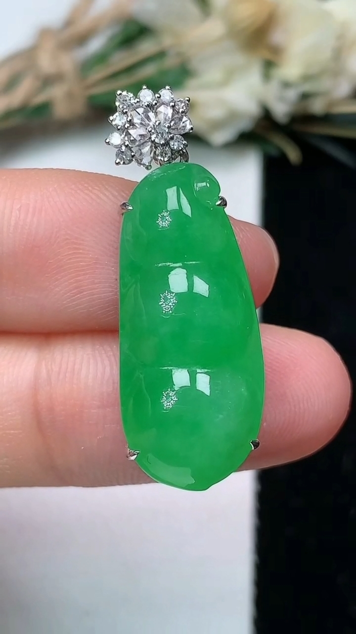 天然A货翡翠福豆吊坠，尺寸24.2-10.9-8，重量:5.64g
7月21日