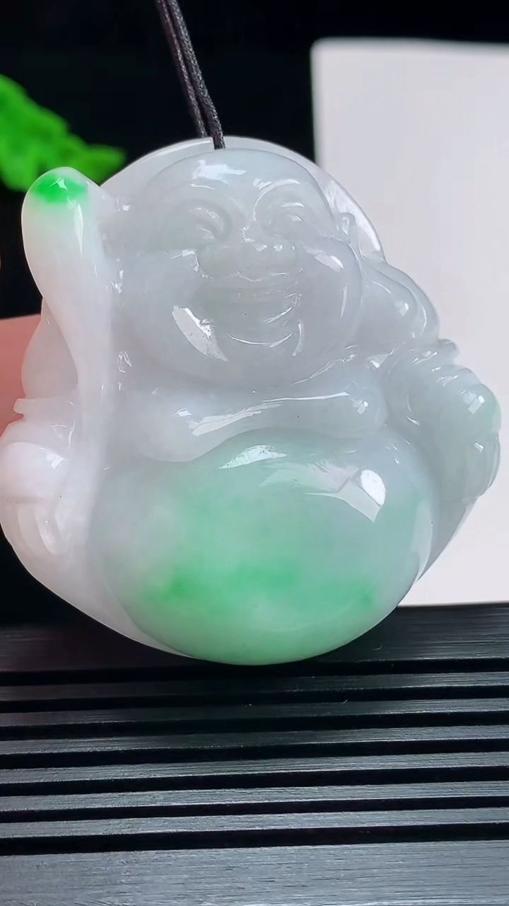天然A货翡翠佛公吊坠，尺寸46.6-46.5-12 重量:42.42g
7月21日