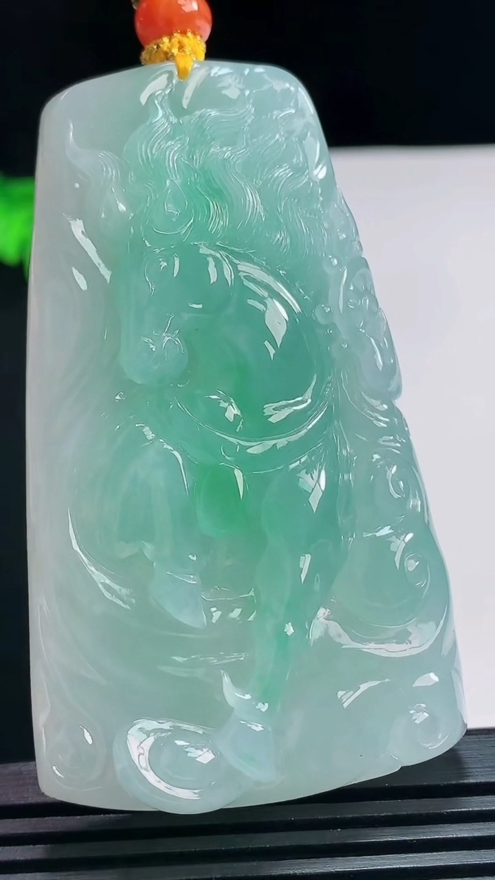 天然A货翡翠生肖马牌吊坠，尺寸67-39.3-13 重量:74.04g
7月21日