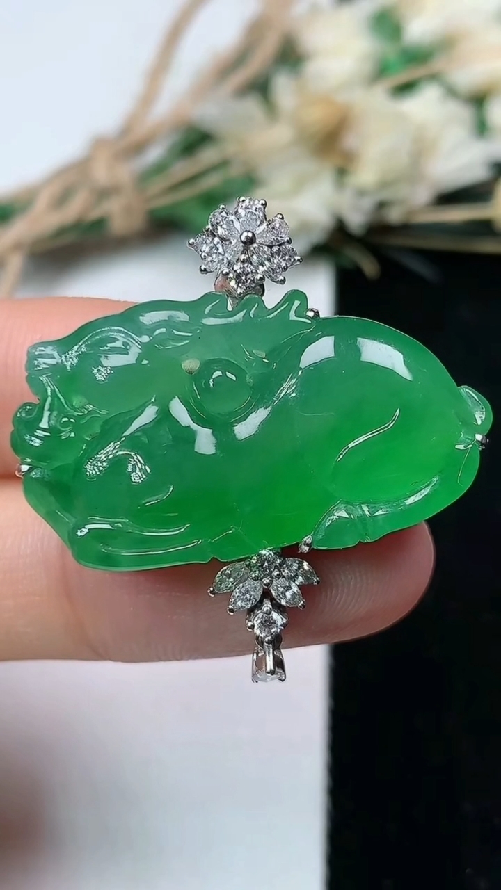 天然A货翡翠麒麟牌吊坠，尺寸32.6-17-30.9-9.2，重量:13.50g
7月21日