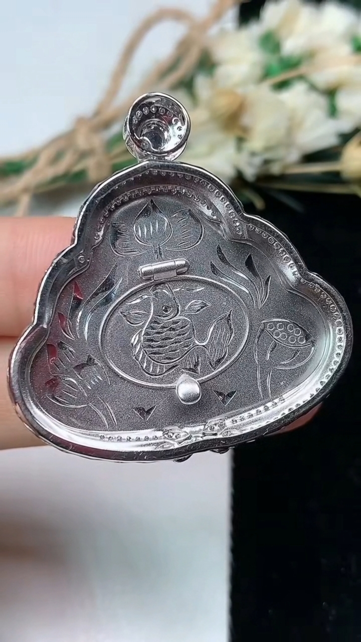 天然A货翡翠紫罗兰佛公吊坠，尺寸38.3-35.7-8.8，裸石24.2-32.2，重量:10.71g
7月21日，重量:10.71g