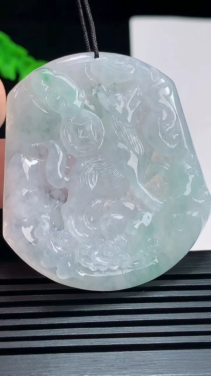 天然A货翡翠生肖狗牌吊坠，尺寸52-46.5-5.8 重量:26.97g
7月21日