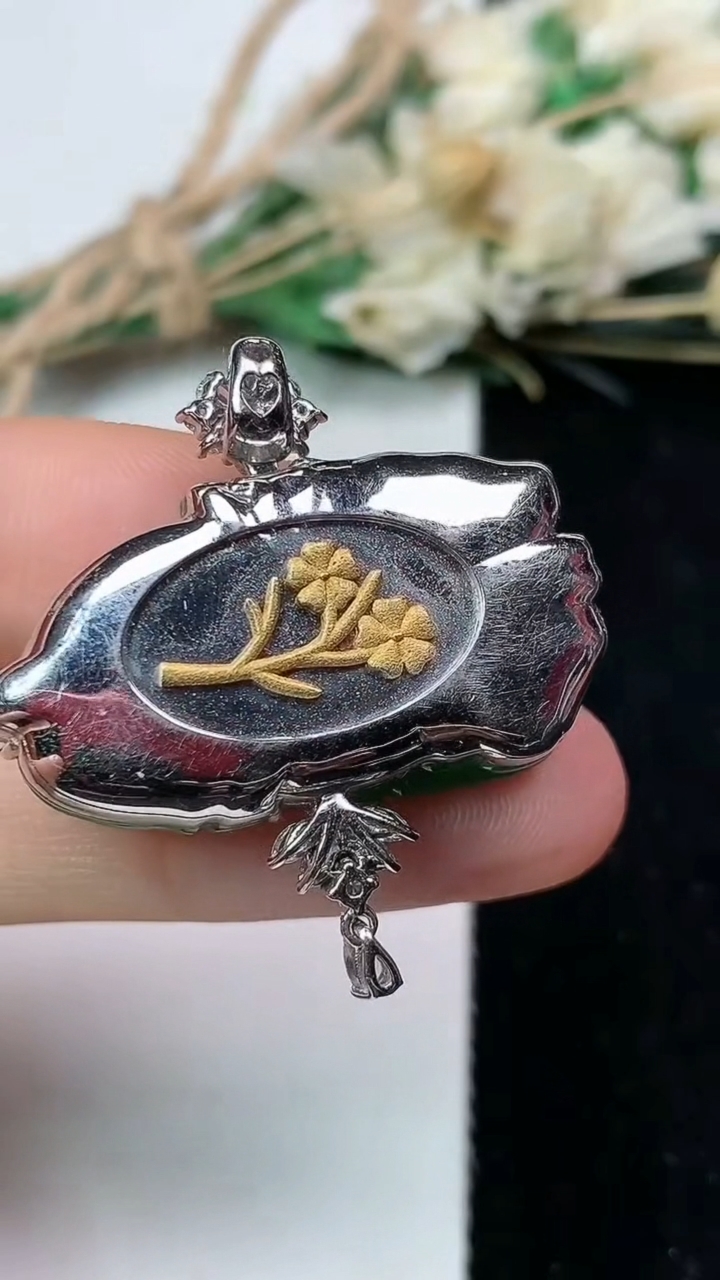 天然A货翡翠麒麟牌吊坠，尺寸32.6-17-30.9-9.2，重量:13.50g
7月21日