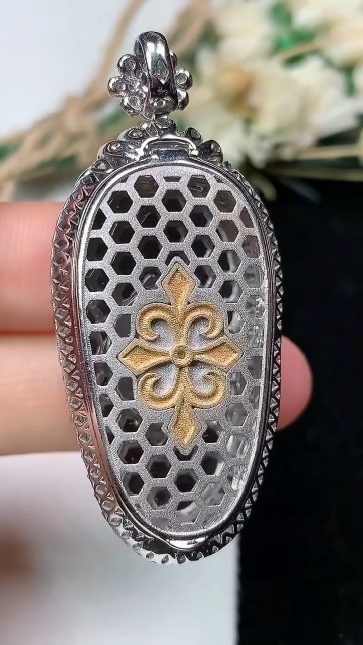 天然A货翡翠金枝玉叶 叶子吊坠，尺寸49.9-22.2-12，裸石35.4-19，重量:17.64g
7月21日