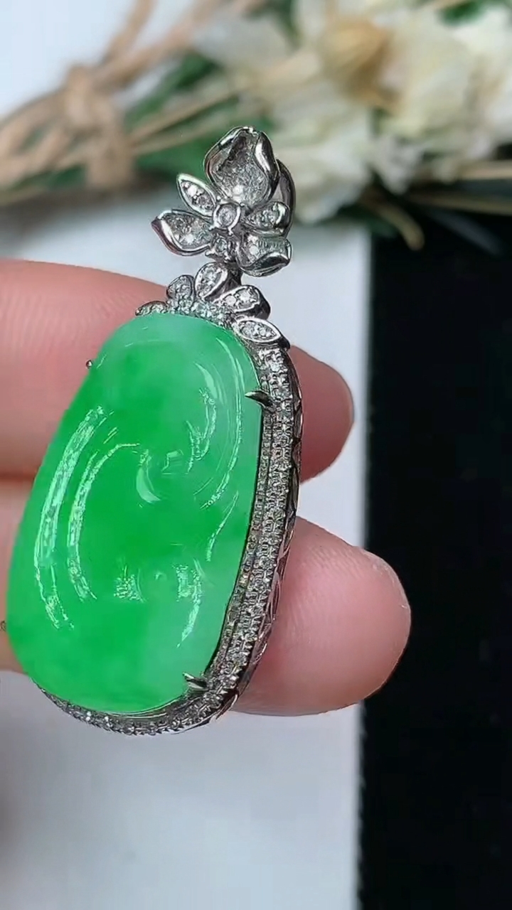天然A货翡翠如意吊坠，尺寸35.3-16.3-6.2，裸石22.5-14.3，重量:4.78g
7月21日