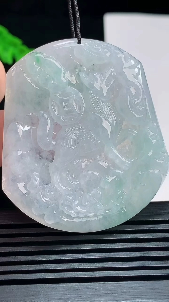 天然A货翡翠生肖狗牌吊坠，尺寸52-46.5-5.8 重量:26.97g
7月21日