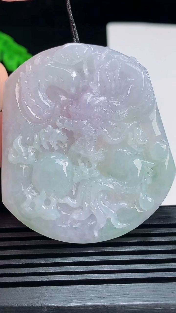 天然A货翡翠春带彩 紫罗兰龙牌吊坠，尺寸54-48-5.2 重量:27.77g
7月21日