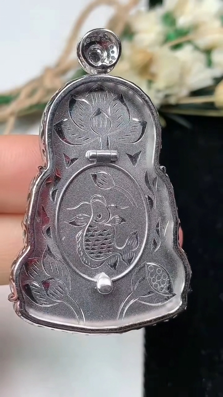 天然A货翡翠观音菩萨吊坠，尺寸41.3-29.5-6，重量:14.58g
7月21日