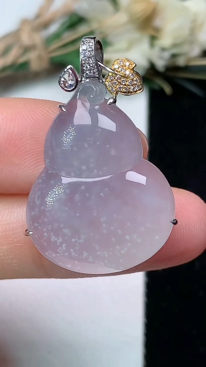 天然A货翡翠白冰葫芦吊坠，尺寸25-19.6-6.9，重量:5.10g
7月21日