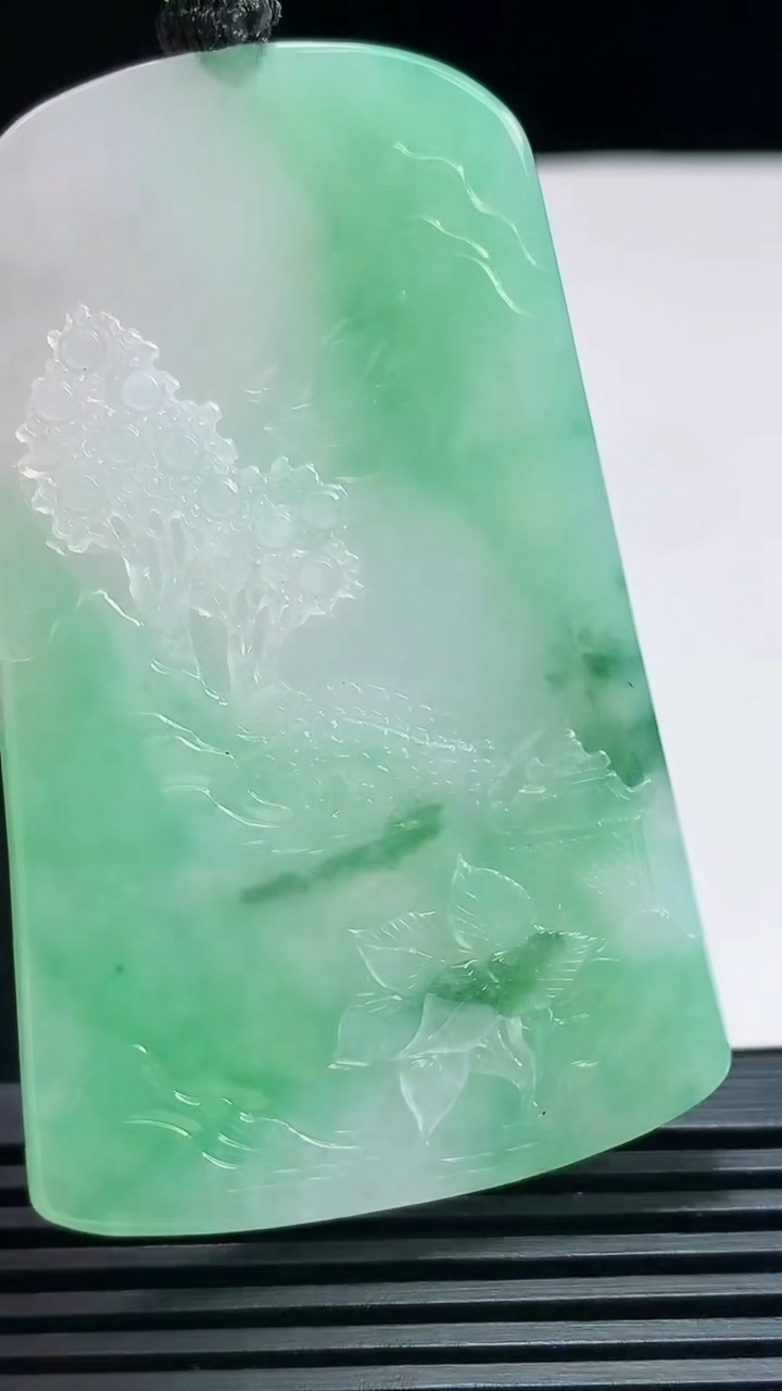 天然A货翡翠山水牌吊坠，尺寸61.5-39-5.6 重量:35.75g
7月21日