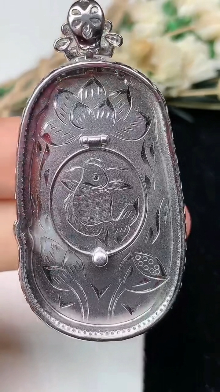 天然A货翡翠如意吊坠，尺寸51.7-25.7-8.3，裸石39.8-22.9，重量:16.76g
7月21日