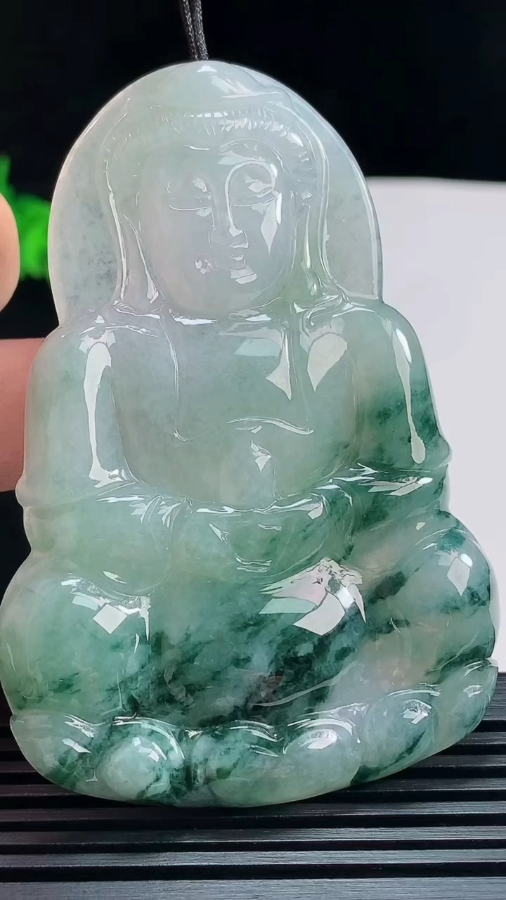 天然A货翡翠飘花正装观音吊坠，尺寸72.5-49-5.8 重量:35.58g
7月21日