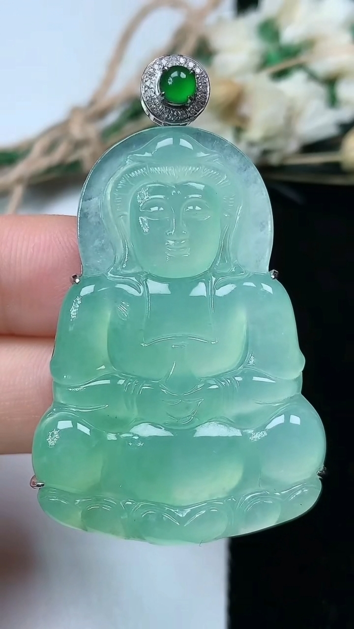天然A货翡翠观音菩萨吊坠，尺寸41.3-29.5-6，重量:14.58g
7月21日