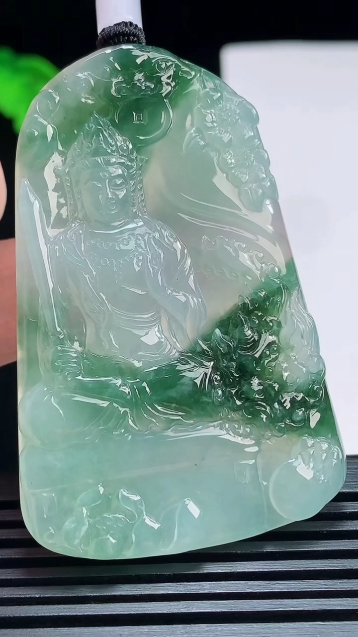 天然A货翡翠冰种飘花文殊菩萨吊坠，尺寸68-39-5 重量:33.42g
7月21日