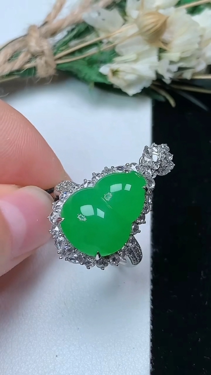 天然A货翡翠葫芦戒指 吊坠两用款，尺寸17.3-16-11.9，重量:7.98g2026年7月21日