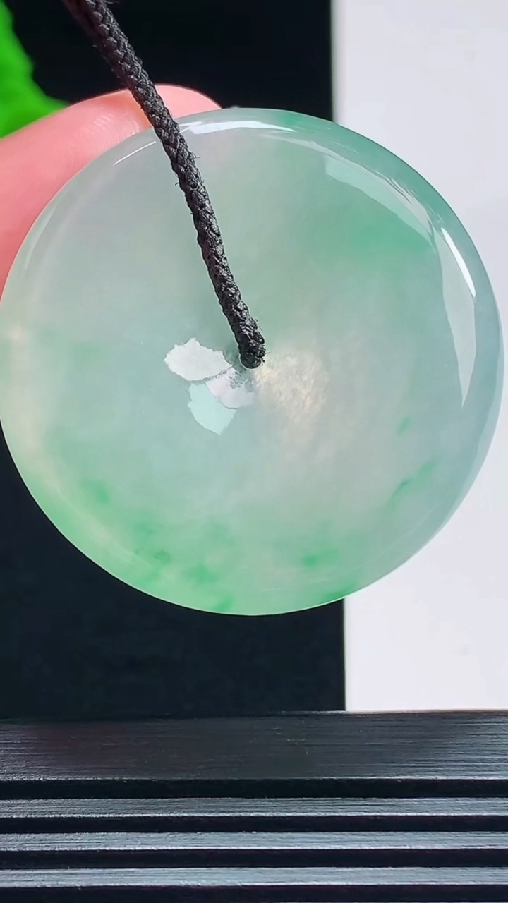 天然A货翡翠平安扣吊坠，尺寸35-5.5 重量:15.01g
7月22日