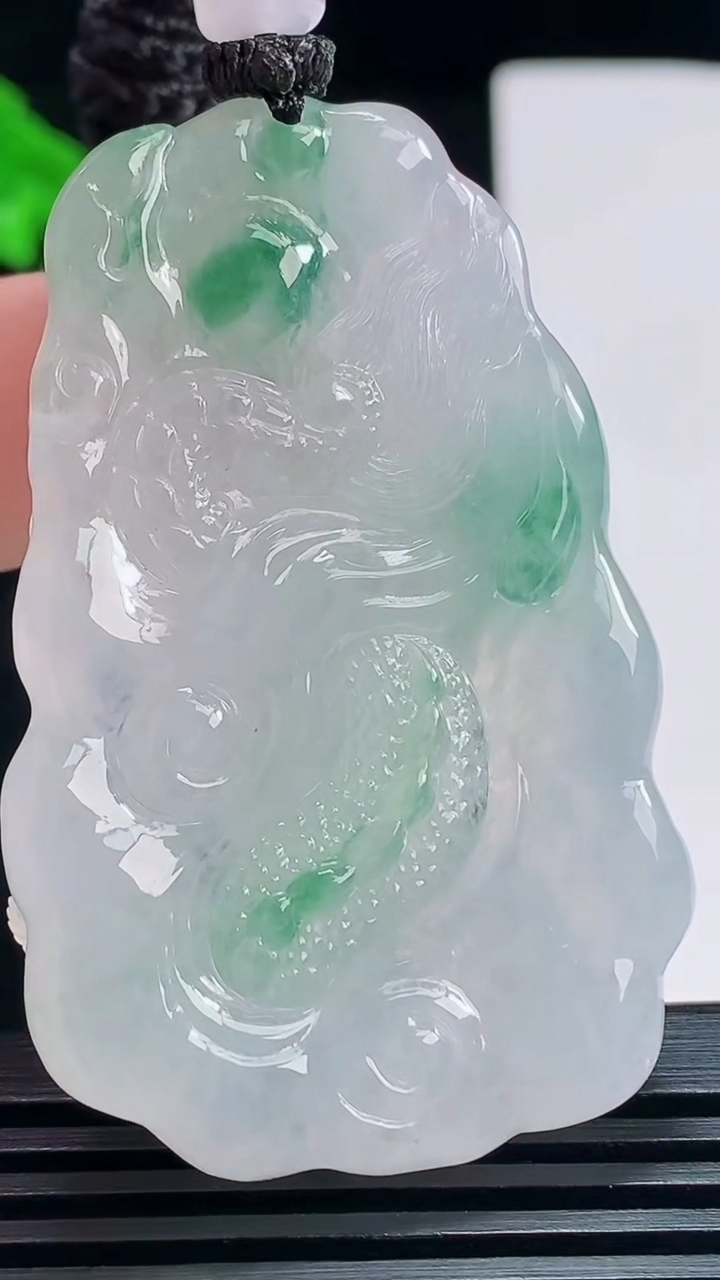 天然A货翡翠龙牌吊坠，尺寸52-34-10.5 重量:26.95g
7月22日