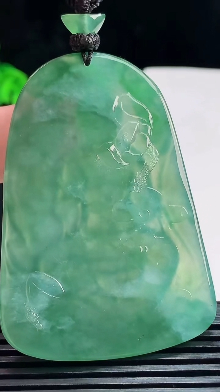 天然A货翡翠普贤菩萨吊坠，尺寸61-42.5-4.6 重量:34.50g
7月22日