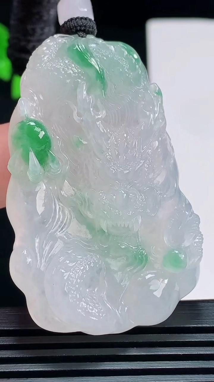 天然A货翡翠龙牌吊坠，尺寸52-34-10.5 重量:26.95g
7月22日