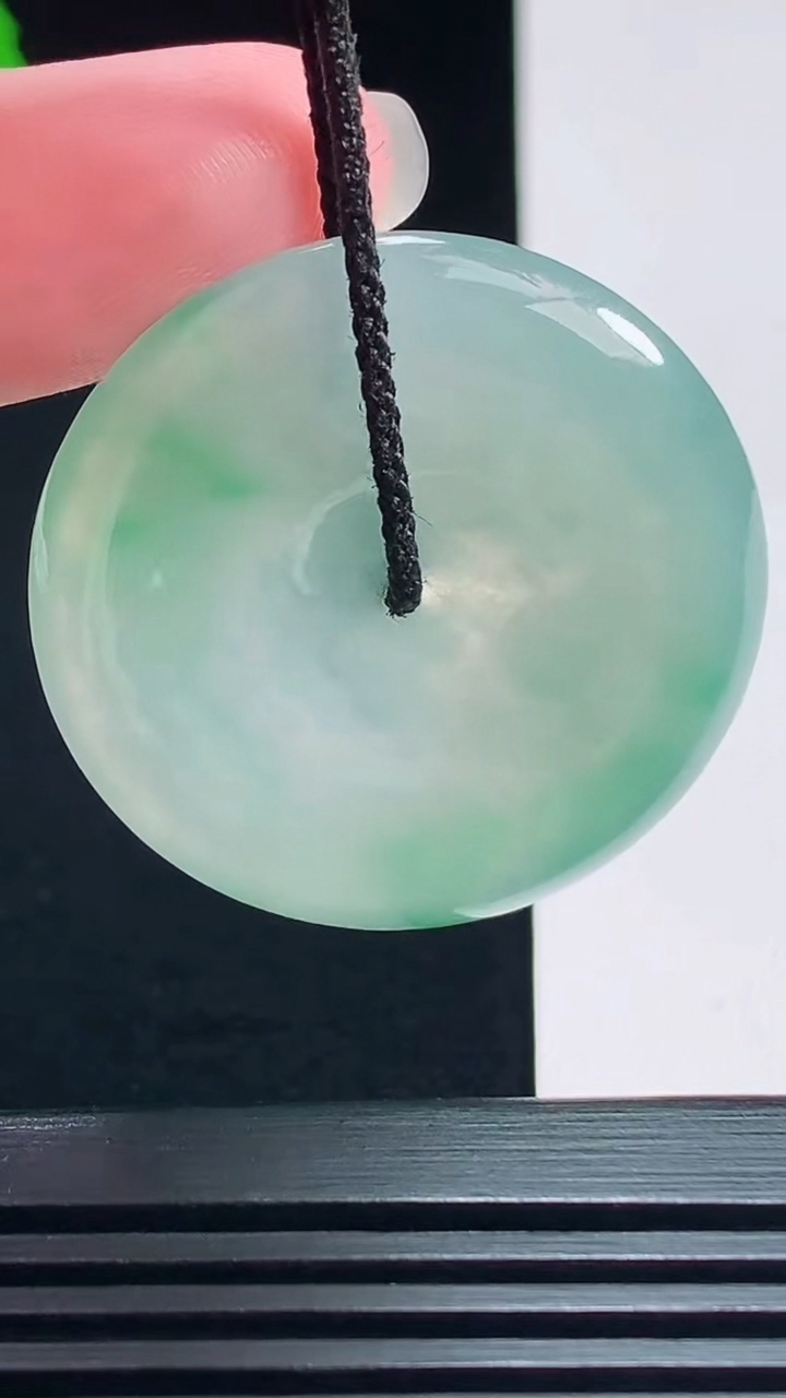 天然A货翡翠平安扣吊坠，尺寸35-5.5 重量:15.01g
7月22日