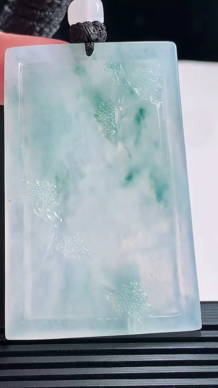 天然A货翡翠种飘花山水牌吊坠，尺寸57-38-6 重量:40.48g
7月22日