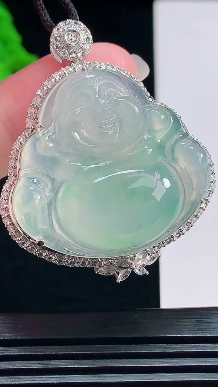 天然A货翡翠佛公吊坠，尺寸43-36-12.3，裸石30-32 重量:14.99g
7月22日