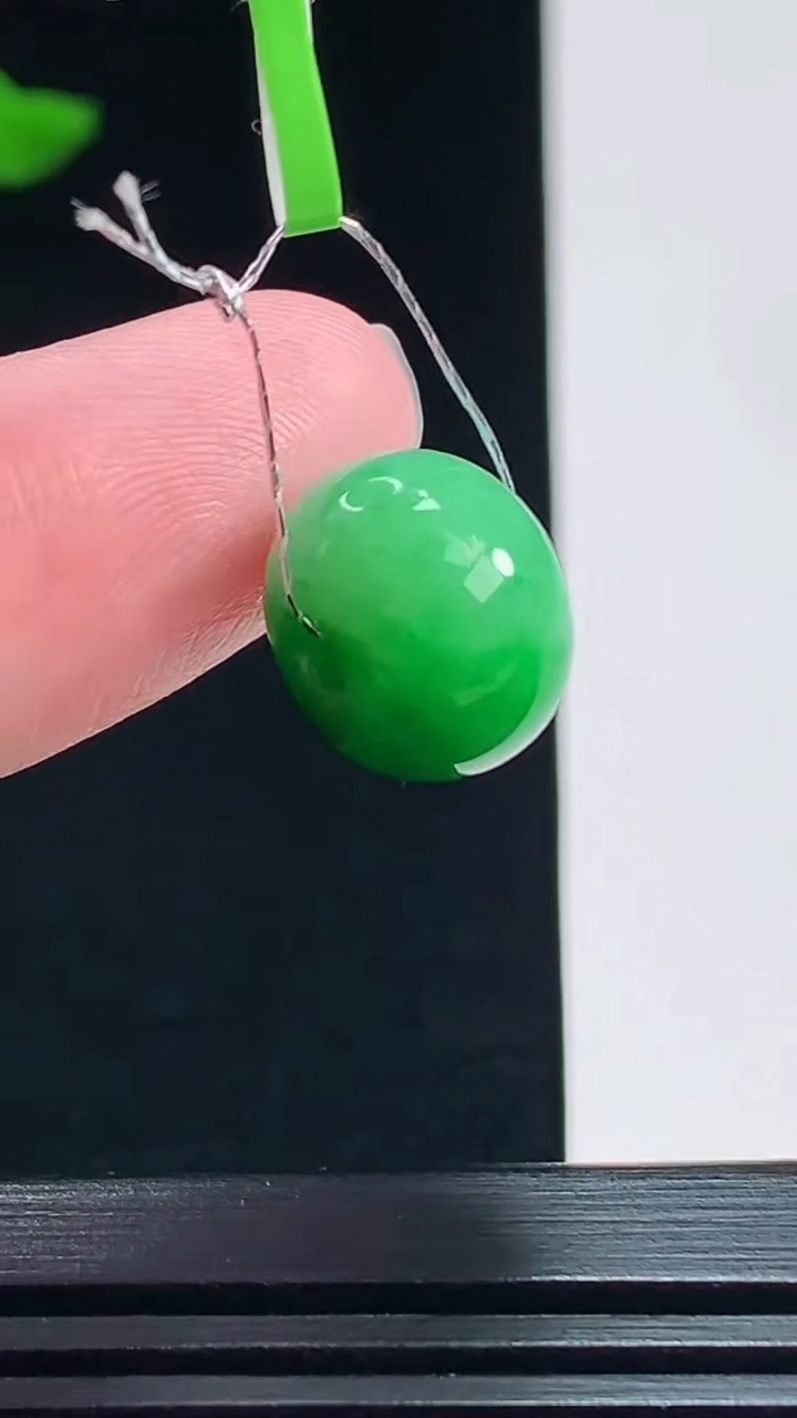 天然A货翡翠路路通吊坠，尺寸12.5-9 重量:3.00g
7月22日