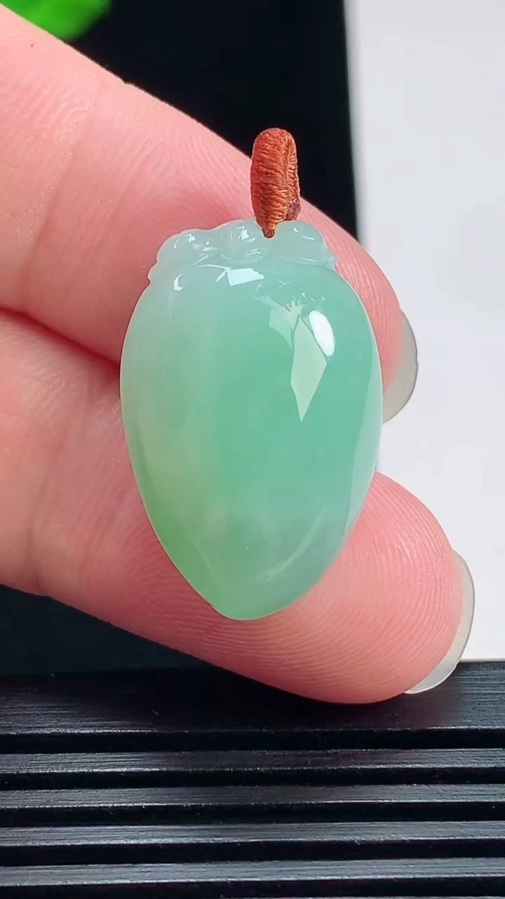 天然A货翡翠福瓜吊坠，尺寸24-16-10 重量:7.07g
7月22日