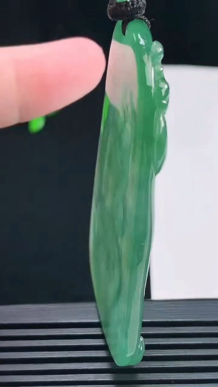 天然A货翡翠普贤菩萨吊坠，尺寸61-42.5-4.6 重量:34.50g
7月22日