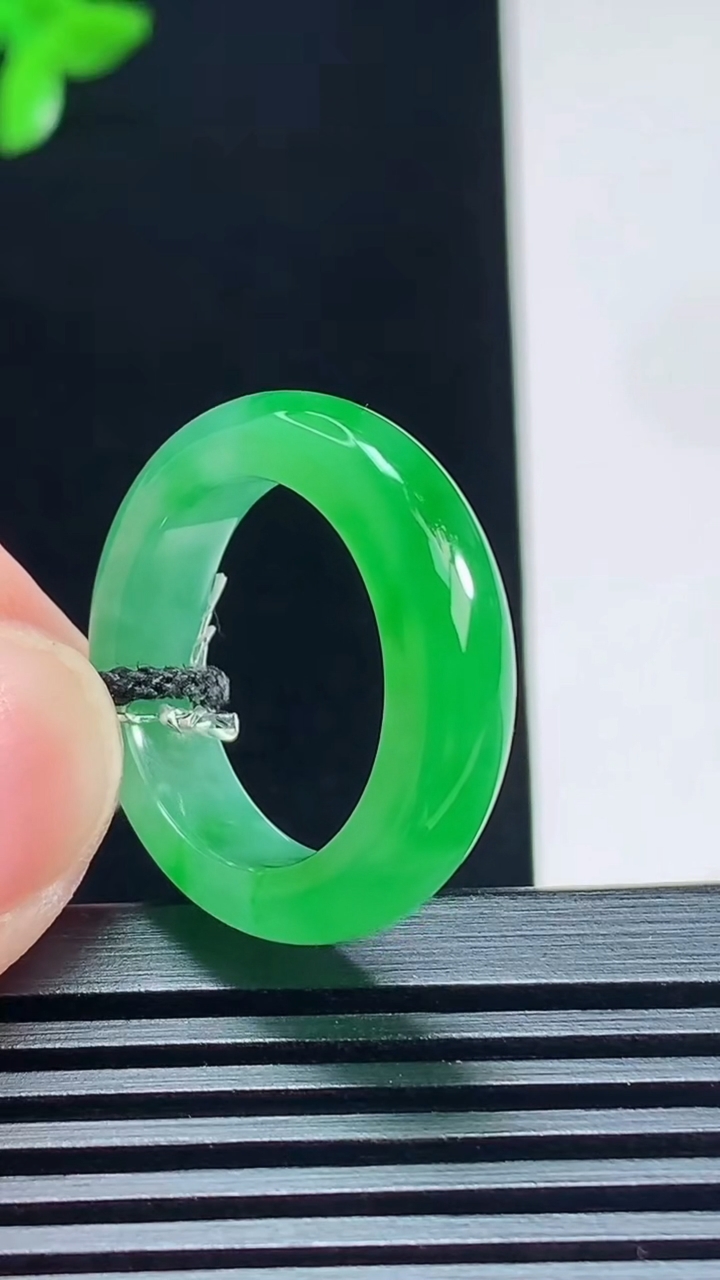 天然A货翡翠玉指环 戒指，尺寸17.5-5.6-3.6 重量:4.81g2026年7月22日
工厂直