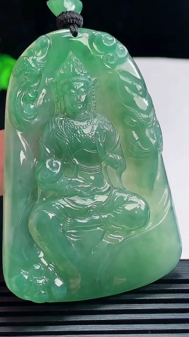 天然A货翡翠普贤菩萨吊坠，尺寸61-42.5-4.6 重量:34.50g
7月22日