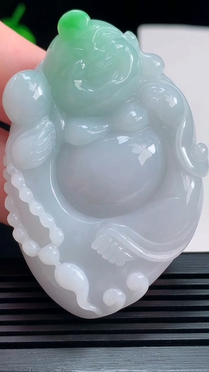 天然A货翡翠逍遥佛吊坠，尺寸59-41-12.5 重量:56.17g
7月22日