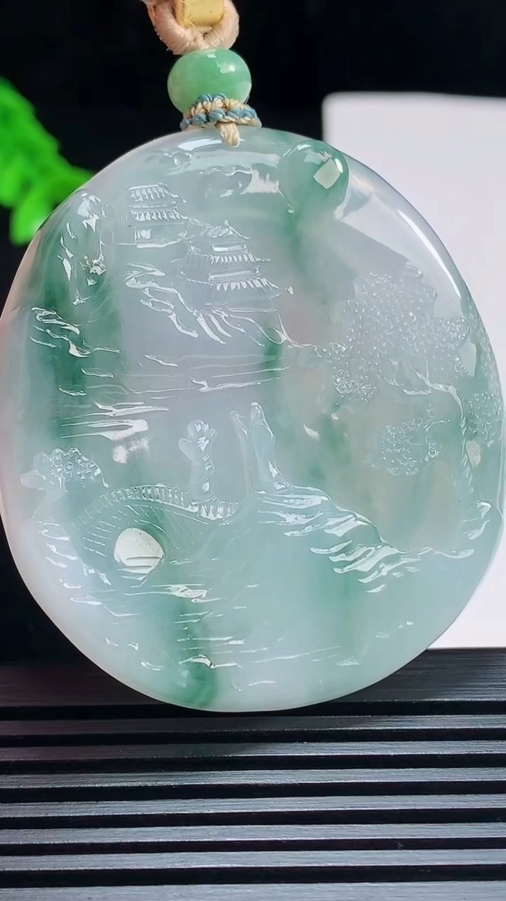 天然A货翡翠牌吊坠，尺寸52-47.6-5.2 重量:32.28g
7月22日