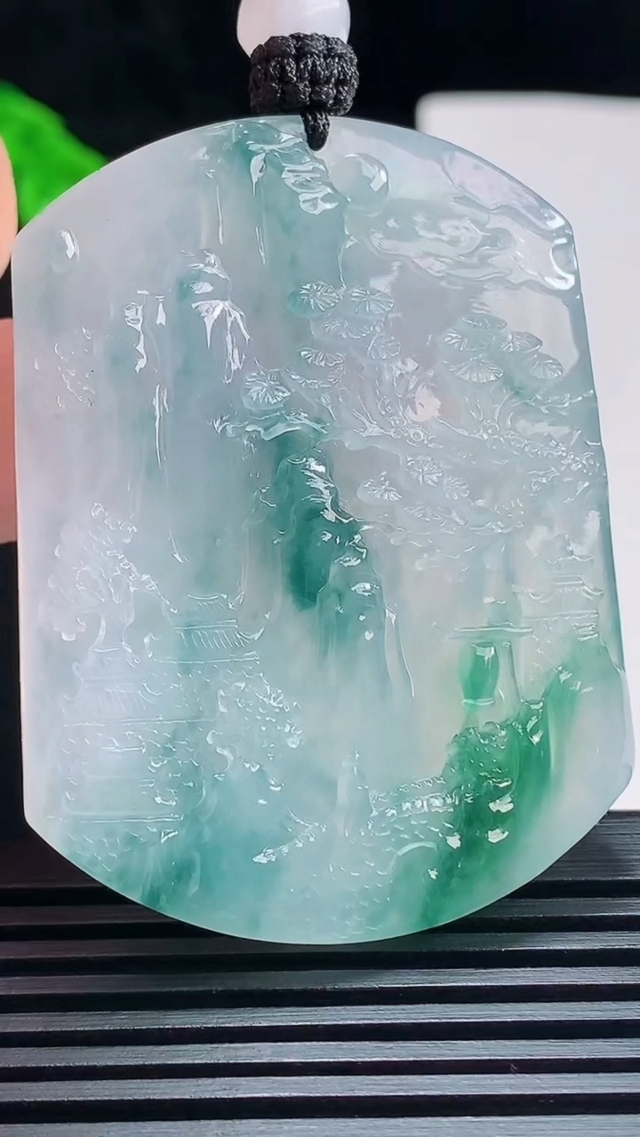 天然A货翡翠种飘花山水牌吊坠，尺寸53.6-40.5-5.8 重量:30.77g
7月22日