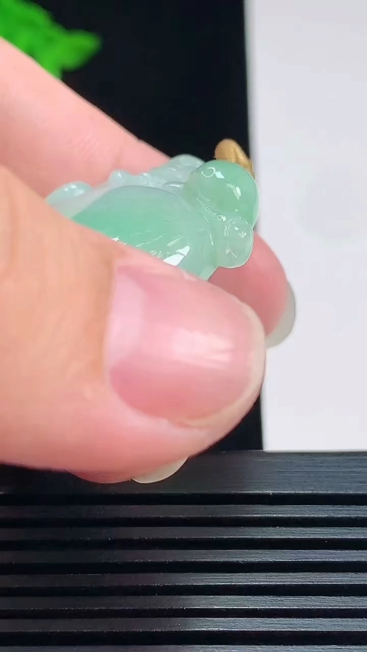 天然A货翡翠寿桃吊坠，尺寸41-25.6-11 重量:22.48g
7月22日