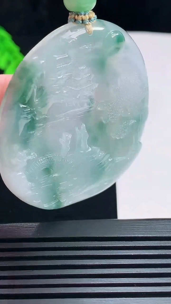 天然A货翡翠牌吊坠，尺寸52-47.6-5.2 重量:32.28g
7月22日