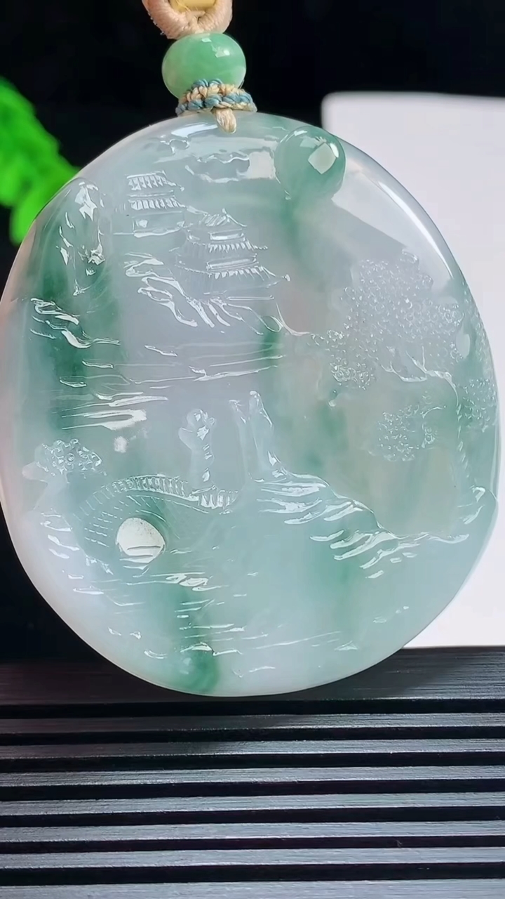 天然A货翡翠牌吊坠，尺寸52-47.6-5.2 重量:32.28g
7月22日