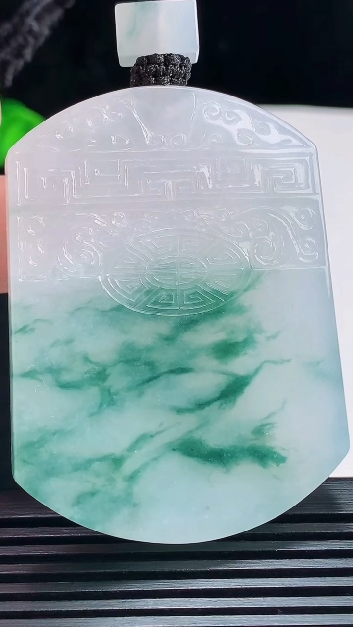 天然A货翡翠种飘花仿古无事牌吊坠，尺寸56-42-6 重量:48.85g
7月22日