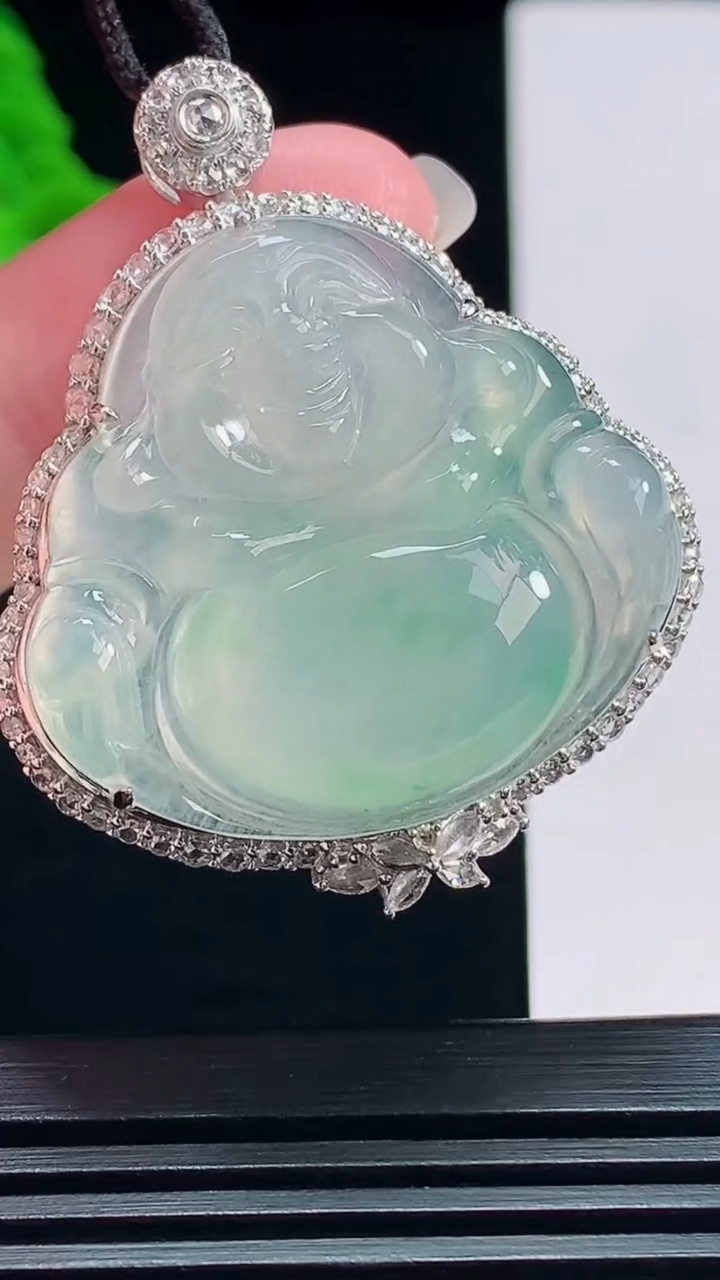 天然A货翡翠佛公吊坠，尺寸43-36-12.3，裸石30-32 重量:14.99g
7月22日