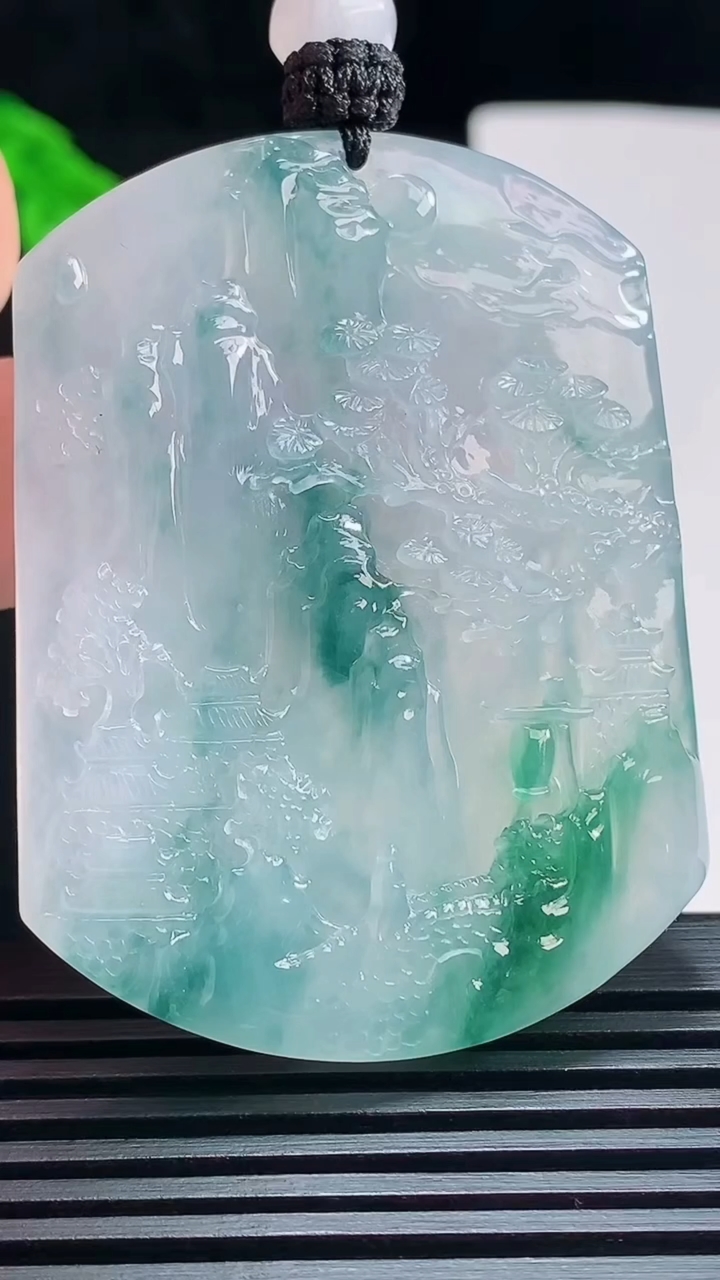 天然A货翡翠种飘花山水牌吊坠，尺寸53.6-40.5-5.8 重量:30.77g
7月22日