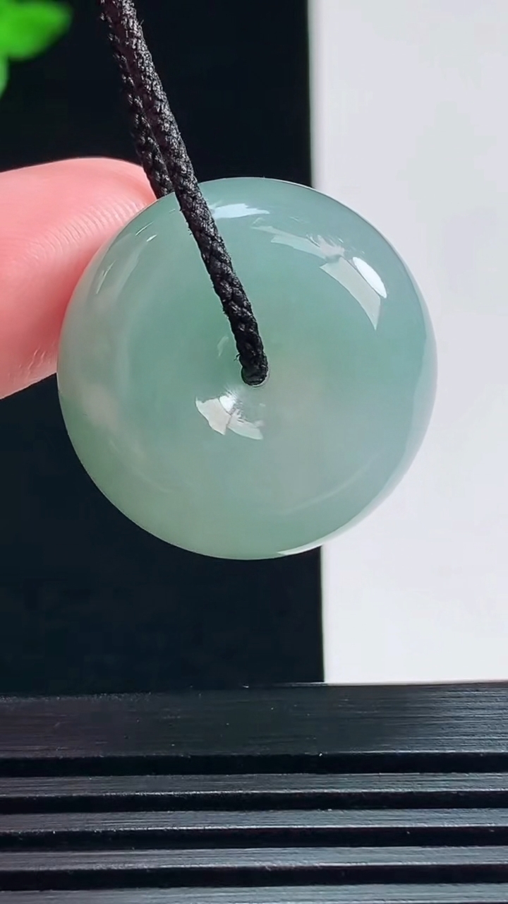 天然A货翡翠飘花路路通吊坠，尺寸24-12 重量:15.49g
7月22日