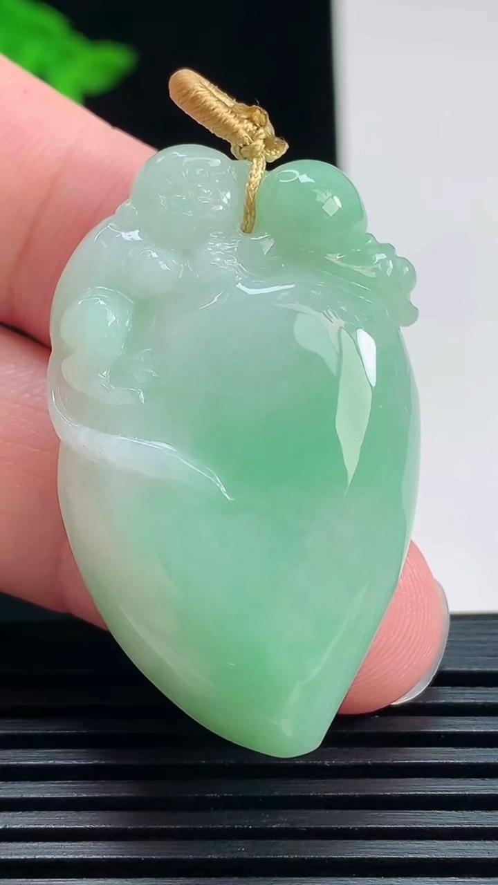 天然A货翡翠寿桃吊坠，尺寸41-25.6-11 重量:22.48g
7月22日