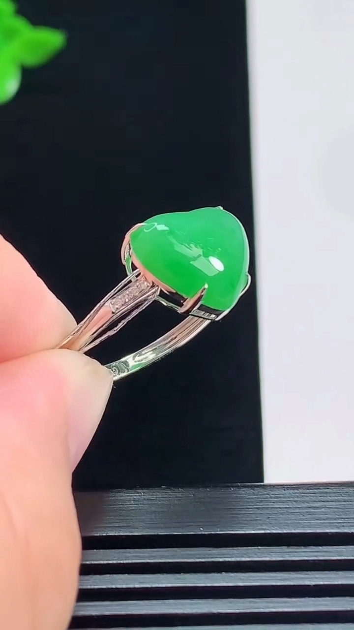 天然A货翡翠爱心戒指，尺寸16.5-10-12-5.8 重量:2.24g2026年7月22日
工厂直销收藏佳品,种好水足，色泽均匀，有种有色，上手高大气！