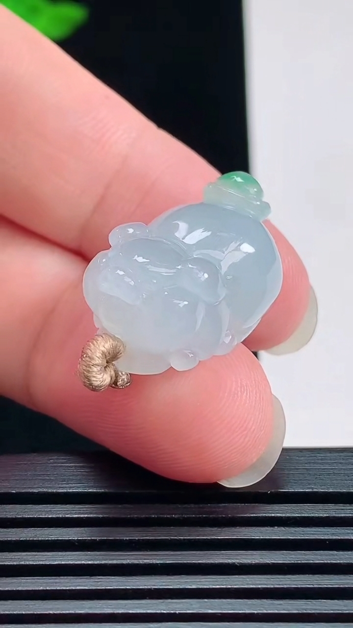 天然A货翡翠生肖猪吊坠，尺寸22.5-13-12.6 重量:8.05g
7月22日