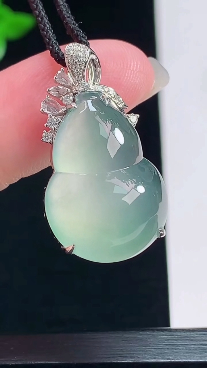 天然A货翡翠葫芦吊坠，尺寸28-15.6-9，裸石21.5-15.5 重量:4.84g
7月22日