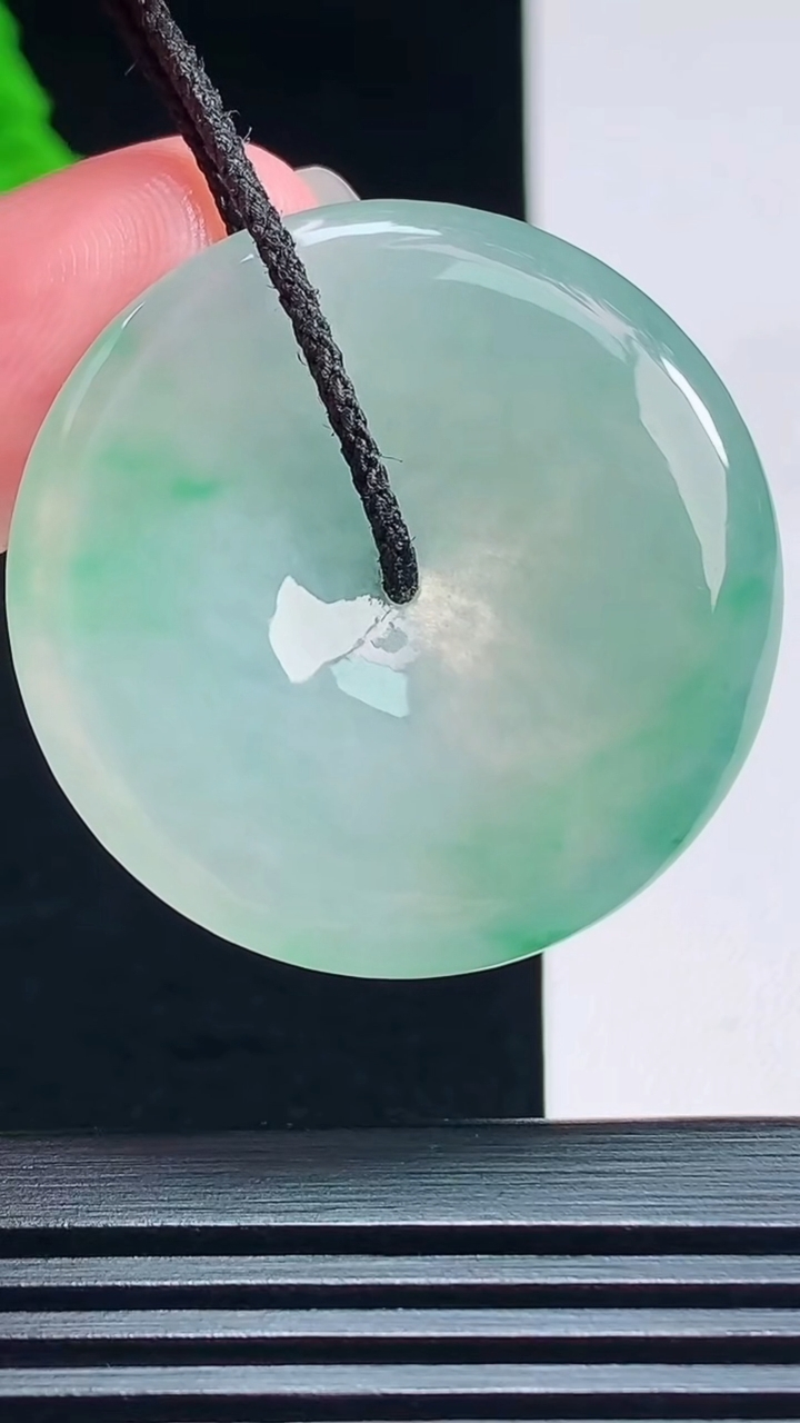天然A货翡翠平安扣吊坠，尺寸35-5.5 重量:15.01g
7月22日