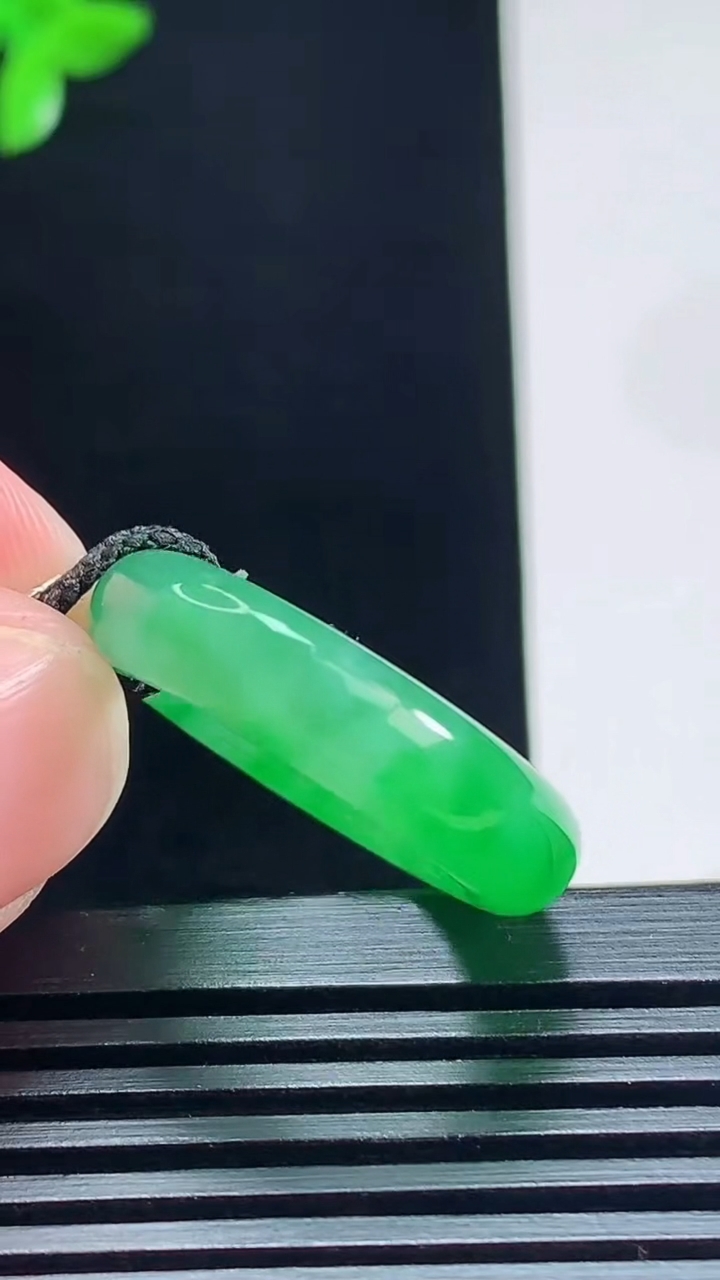 天然A货翡翠玉指环 戒指，尺寸17.5-5.6-3.6 重量:4.81g2026年7月22日
工厂直销收藏佳品,种好水足，色泽均匀，有种有色，上手高大气！