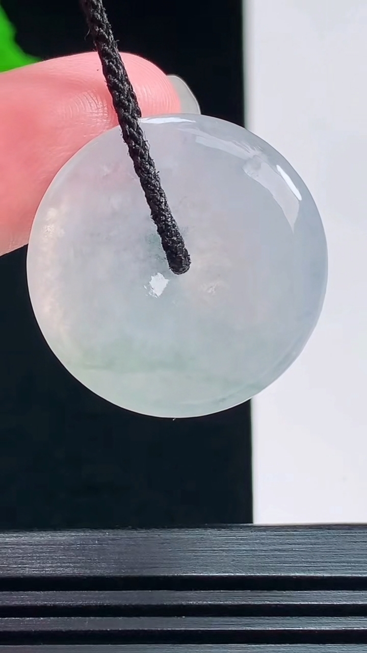 天然A货翡翠平安扣吊坠，尺寸25.5-4.2 重量:5.96g
7月22日