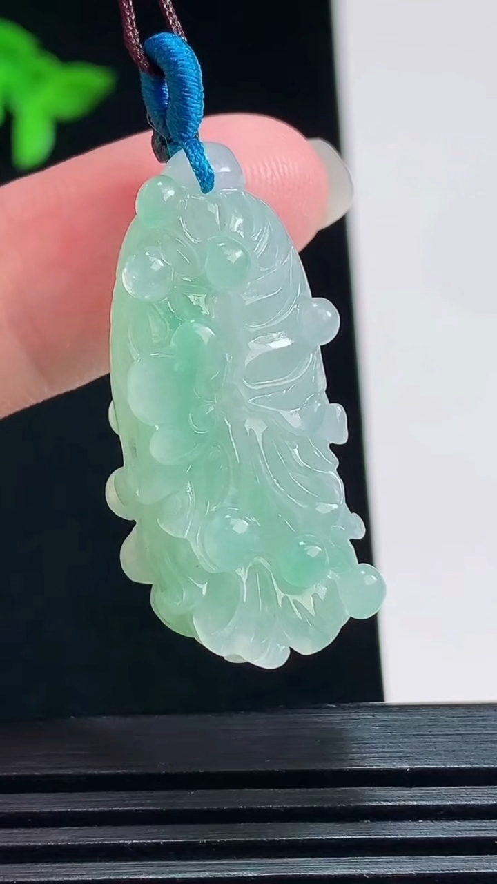 天然A货翡翠白菜吊坠，尺寸32.5-15.6-9.6 重量:9.11g
7月22日