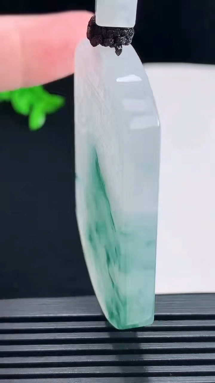 天然A货翡翠种飘花仿古无事牌吊坠，尺寸56-42-6 重量:48.85g
7月22日